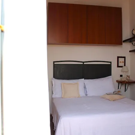 Private Garden & Sea View - And Peaceful דירה קורניליה